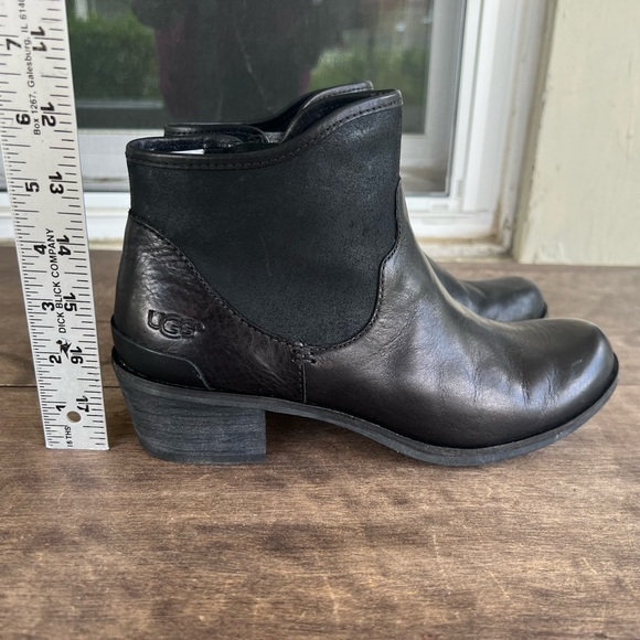 UGG Australia Womens Black Leather Ankle Boots Size 8 Booties 1.5" Heel Zip - Picture 13 of 13